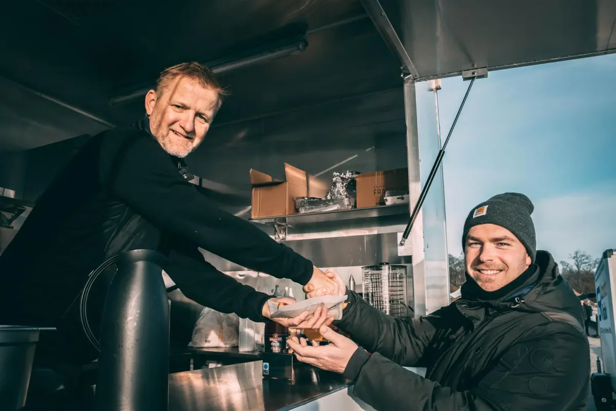 Ole ved Pølsekutterens serveringsluge